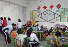 我校幼師專業(yè)學(xué)生進入“幼兒園”學(xué)習(xí)